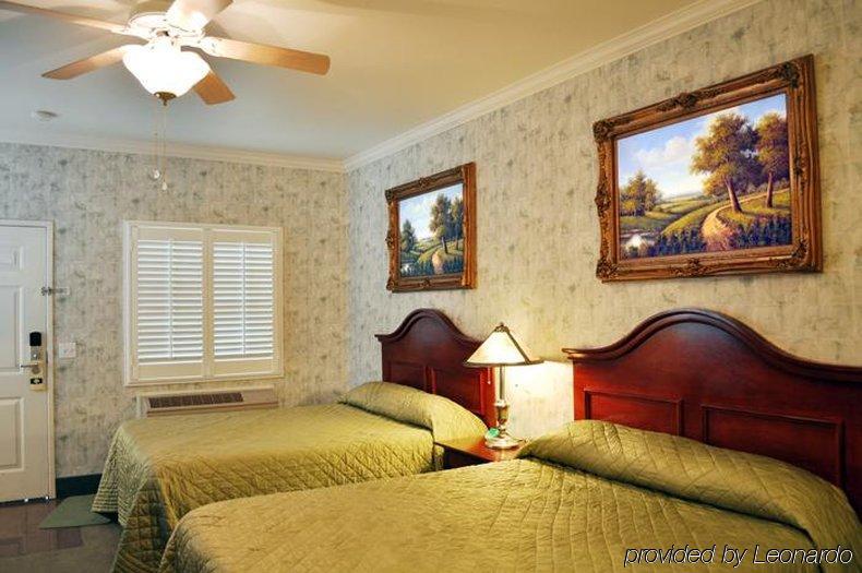 Grass Valley Courtyard Suites Quarto foto